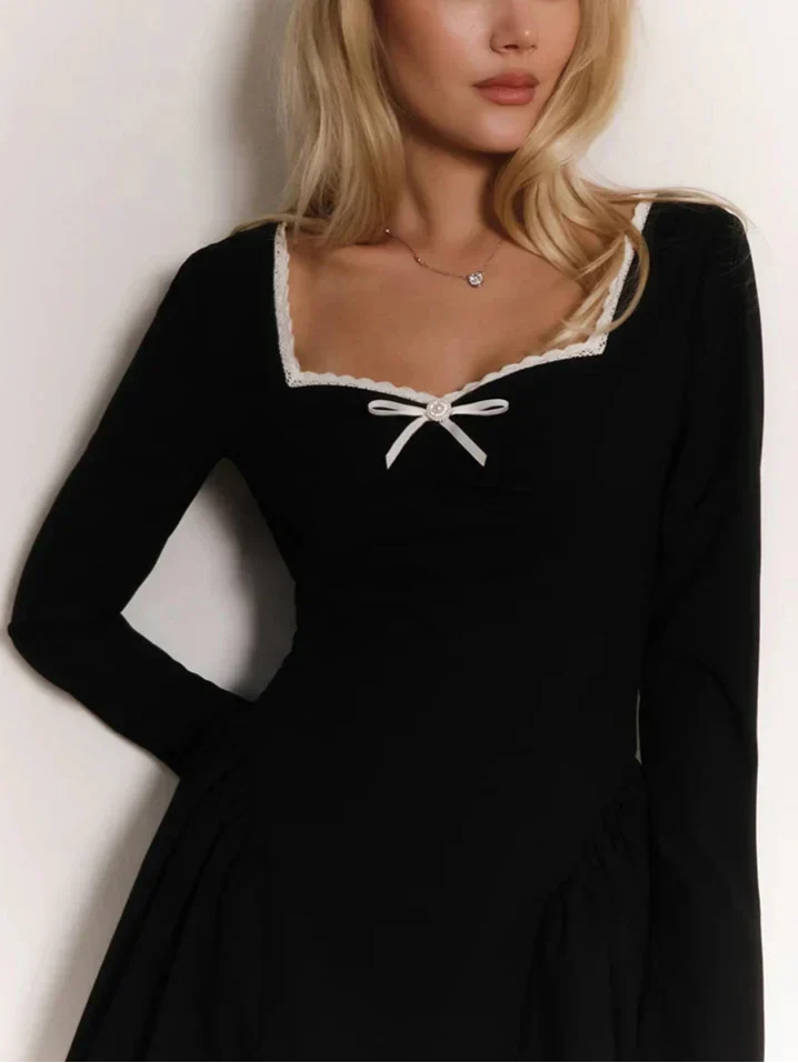 Libbie שמלת מיני עם שרוולים ארוכים וקישוט תחרה